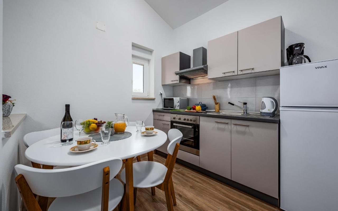 Apartments Nelle Pula Exterior photo